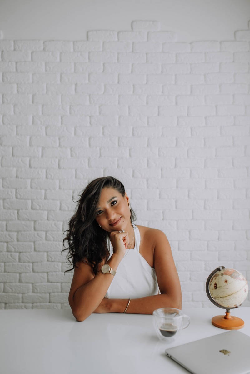 Dalvana Lopes sorrindo, com o queixo na mão