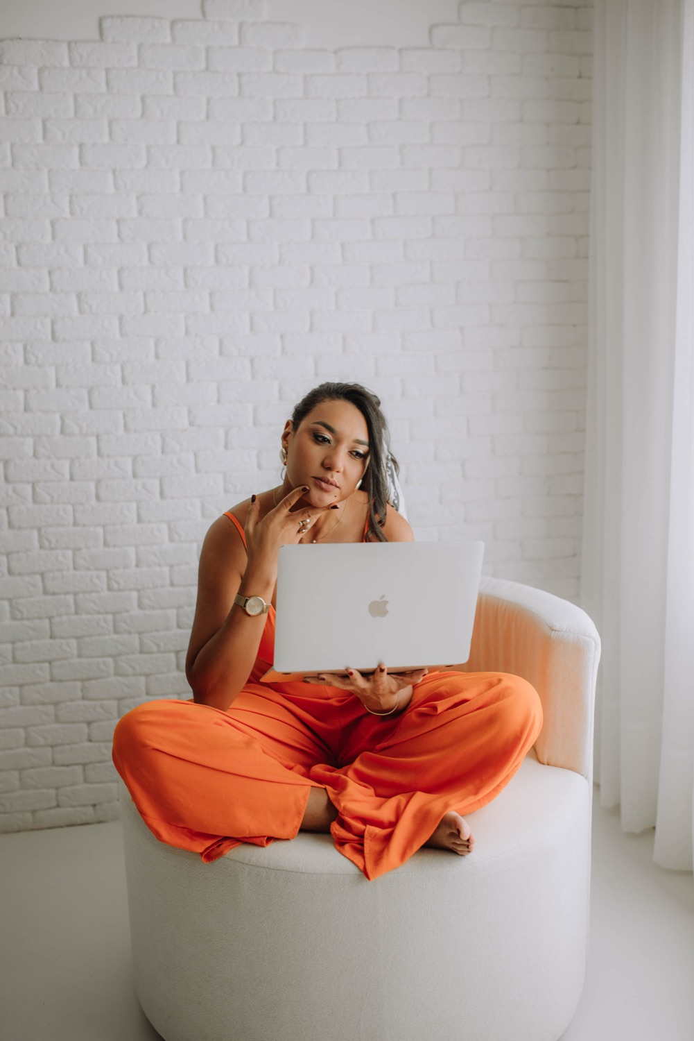 Dalvana Lopes estudando no laptop